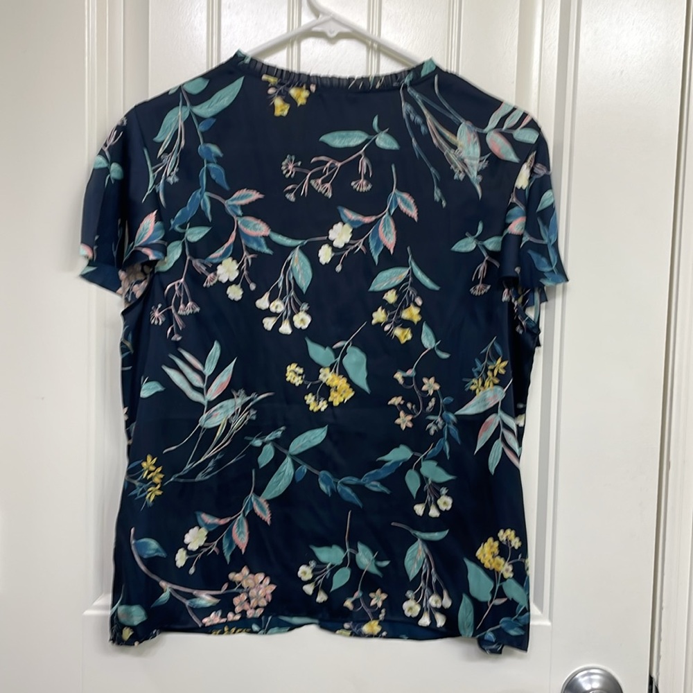 Banana Republic blouse

Navy and floral print

Vneck. Cap sleeve with ti… - Picture 7 of 7